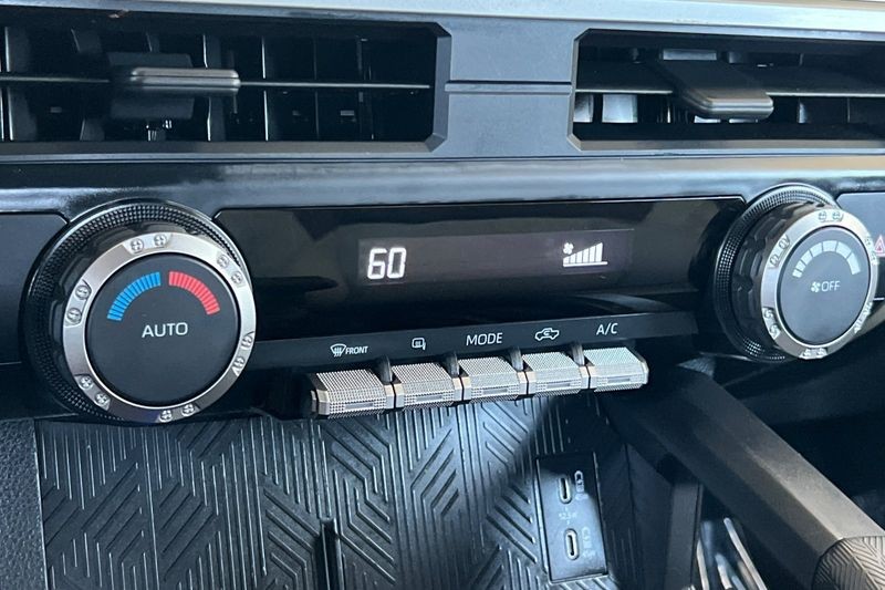 Toyota Tacoma 4WD Vehicle Full-screen Gallery Image 19