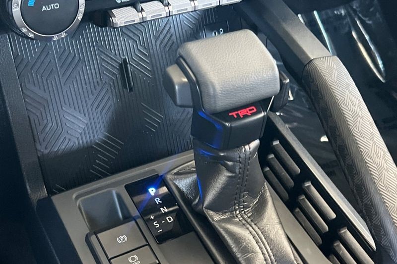 Toyota Tacoma 4WD Vehicle Full-screen Gallery Image 20