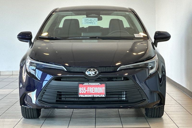 Toyota Corolla Hybrid Vehicle Full-screen Gallery Image 03