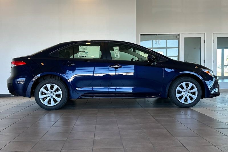 Toyota Corolla Hybrid Vehicle Full-screen Gallery Image 04