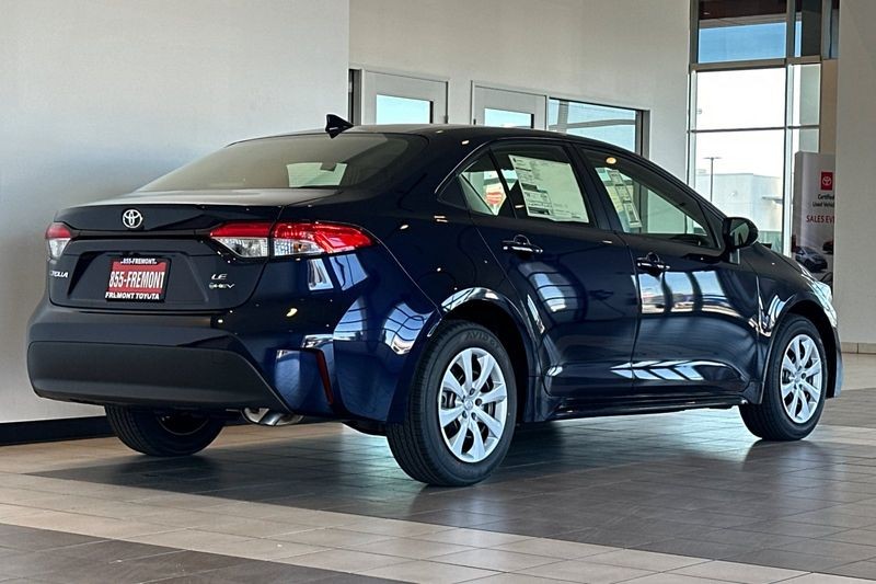 Toyota Corolla Hybrid Vehicle Full-screen Gallery Image 05