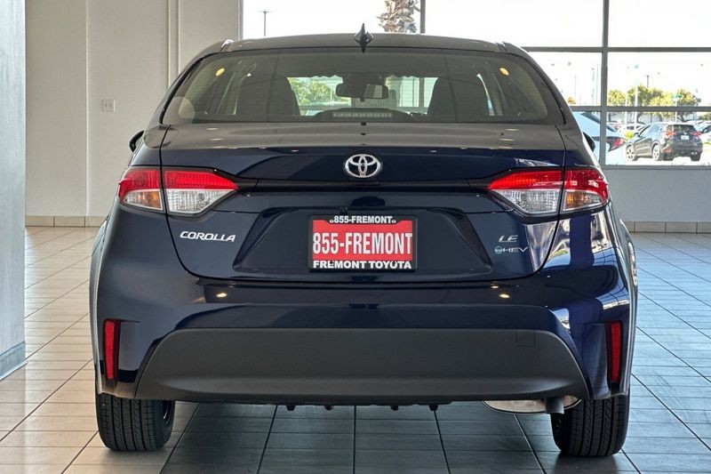 Toyota Corolla Hybrid Vehicle Full-screen Gallery Image 06