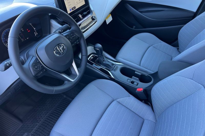 Toyota Corolla Vehicle Full-screen Gallery Image 08