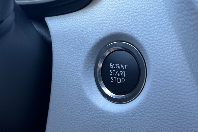 Toyota Corolla Vehicle Full-screen Gallery Image 19