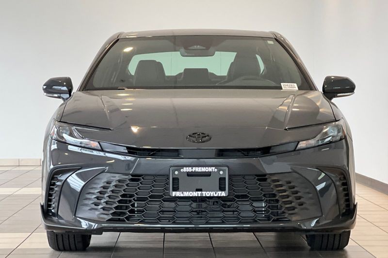 Toyota Camry Vehicle Full-screen Gallery Image 03