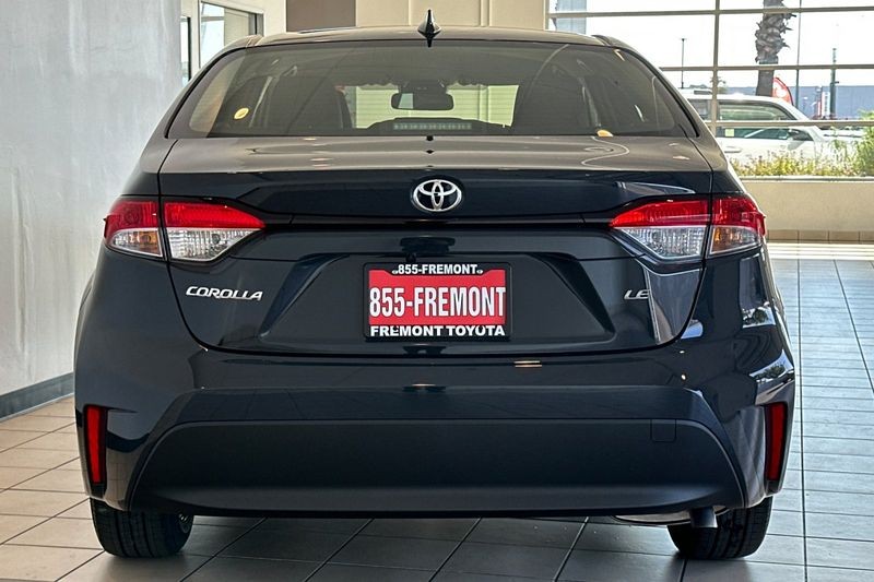 Toyota Corolla Vehicle Full-screen Gallery Image 06