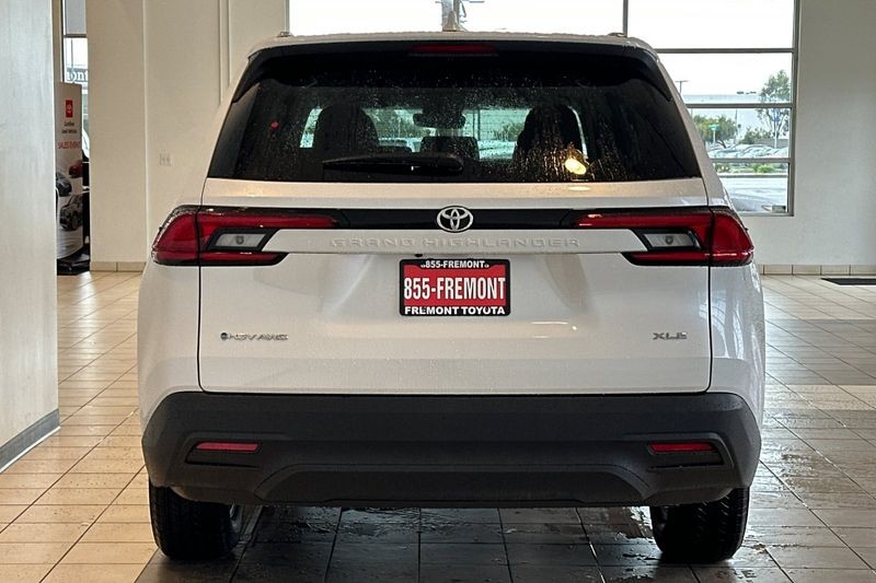 Toyota Grand Highlander Hybrid Vehicle Full-screen Gallery Image 06