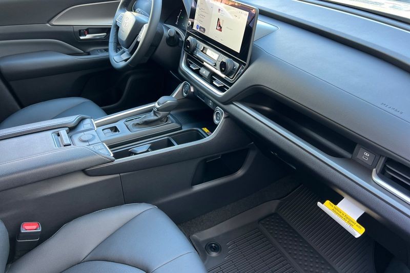 Toyota Grand Highlander Hybrid Vehicle Full-screen Gallery Image 15
