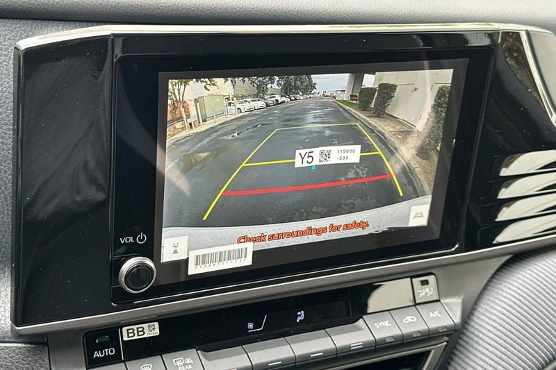 Toyota Camry Vehicle Full-screen Gallery Image 16