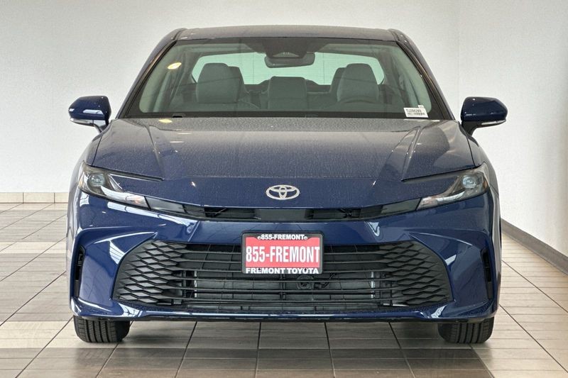 Toyota Camry Vehicle Full-screen Gallery Image 03