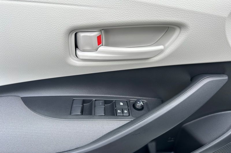 Toyota Corolla Vehicle Full-screen Gallery Image 09