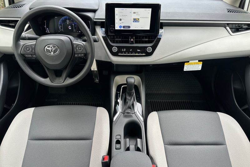Toyota Corolla Vehicle Full-screen Gallery Image 11