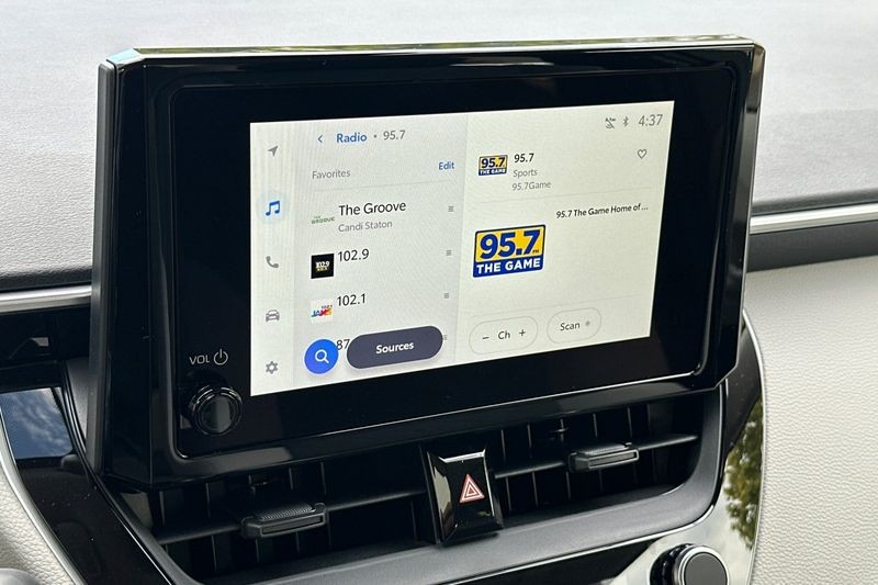 Toyota Corolla Vehicle Full-screen Gallery Image 15