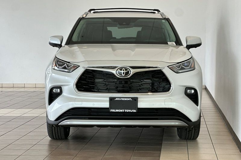 Toyota Highlander Hybrid Vehicle Full-screen Gallery Image 03