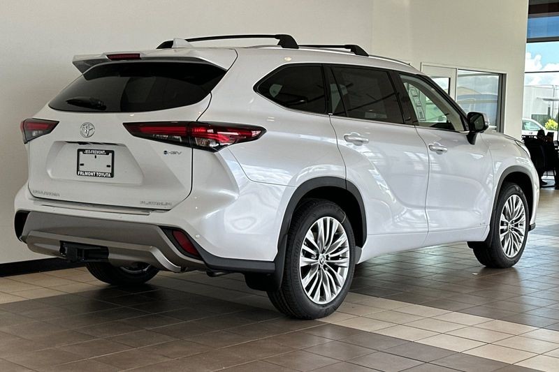 Toyota Highlander Hybrid Vehicle Full-screen Gallery Image 04