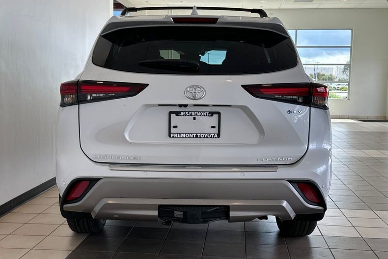 Toyota Highlander Hybrid Vehicle Full-screen Gallery Image 05