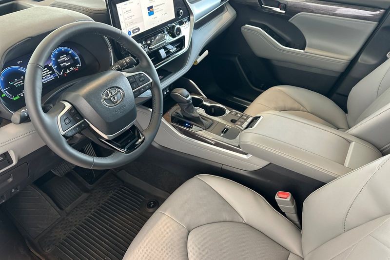 Toyota Highlander Hybrid Vehicle Full-screen Gallery Image 07