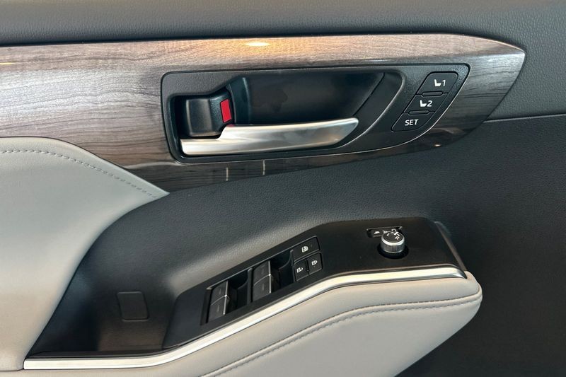 Toyota Highlander Hybrid Vehicle Full-screen Gallery Image 08