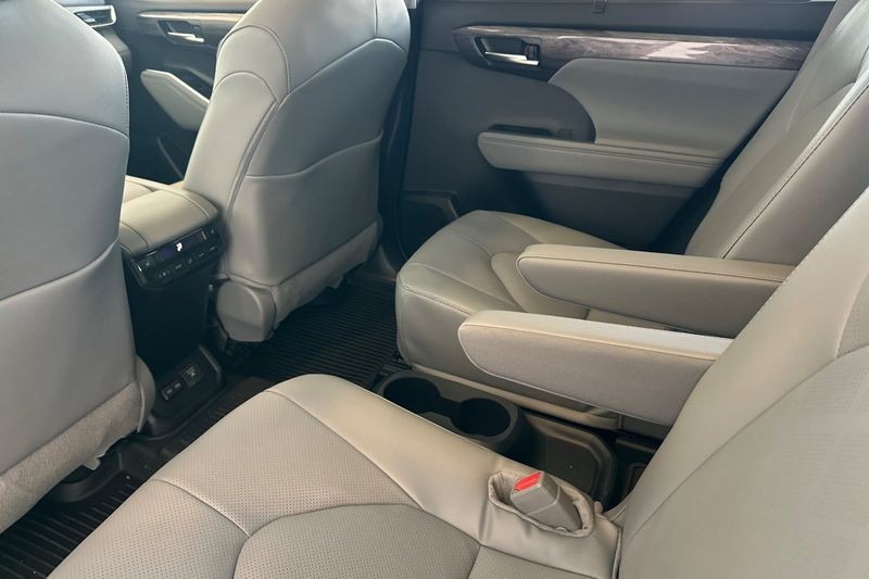 Toyota Highlander Hybrid Vehicle Full-screen Gallery Image 09