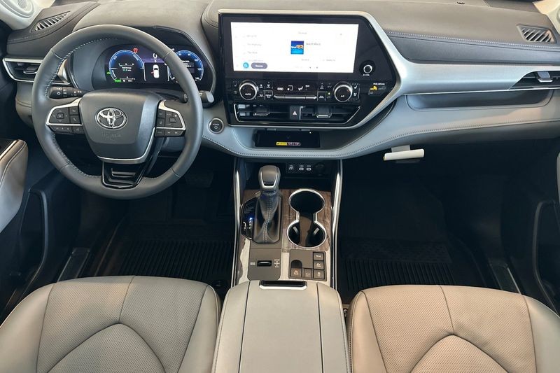 Toyota Highlander Hybrid Vehicle Full-screen Gallery Image 10