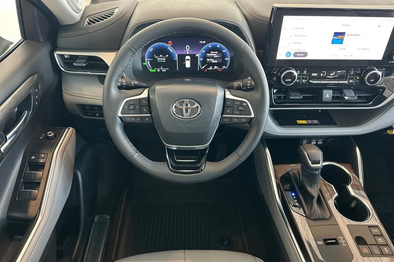 Toyota Highlander Hybrid Vehicle Full-screen Gallery Image 11