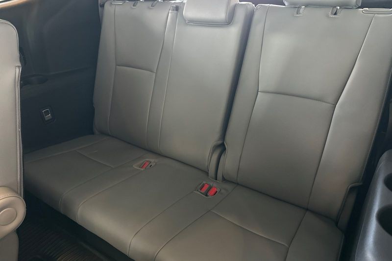 Toyota Highlander Hybrid Vehicle Full-screen Gallery Image 12