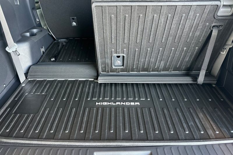 Toyota Highlander Hybrid Vehicle Full-screen Gallery Image 13