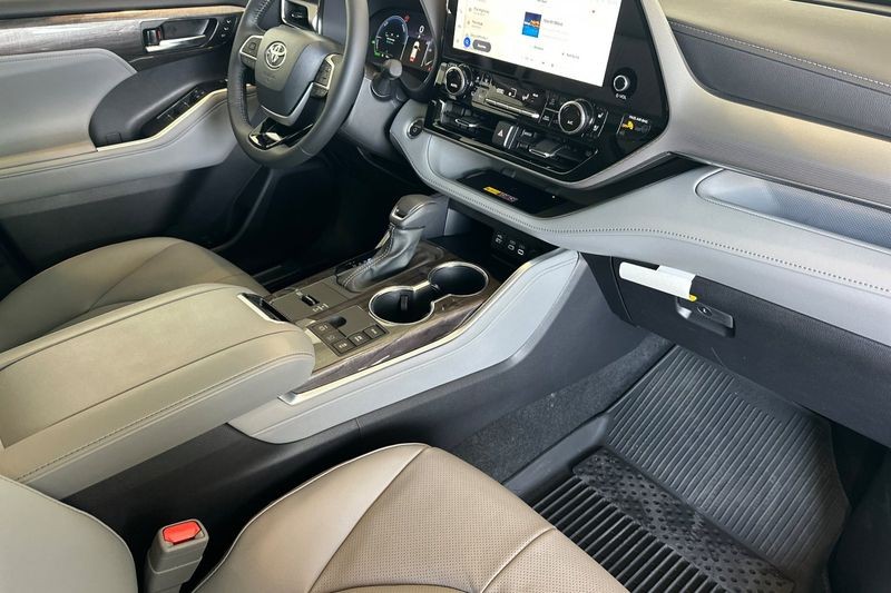 Toyota Highlander Hybrid Vehicle Full-screen Gallery Image 14