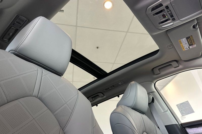 Toyota Highlander Hybrid Vehicle Full-screen Gallery Image 15