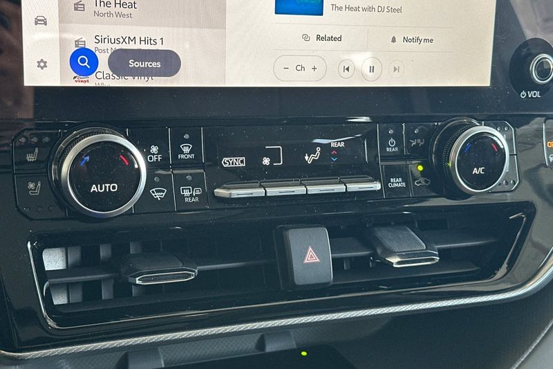 Toyota Highlander Hybrid Vehicle Full-screen Gallery Image 19