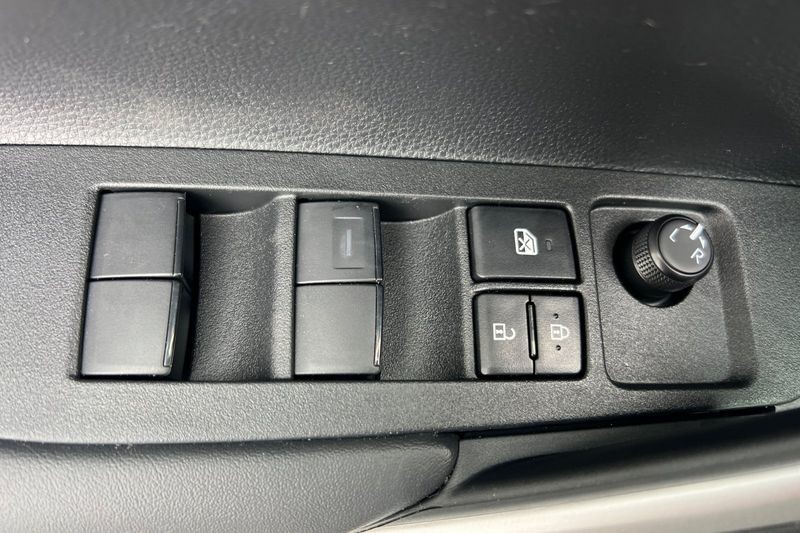 Toyota Corolla Cross Vehicle Full-screen Gallery Image 09