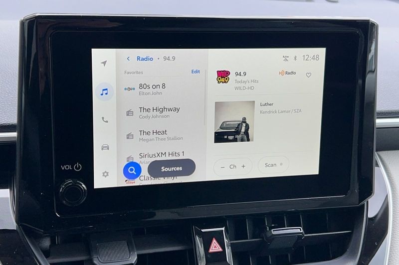 Toyota Corolla Cross Vehicle Full-screen Gallery Image 16