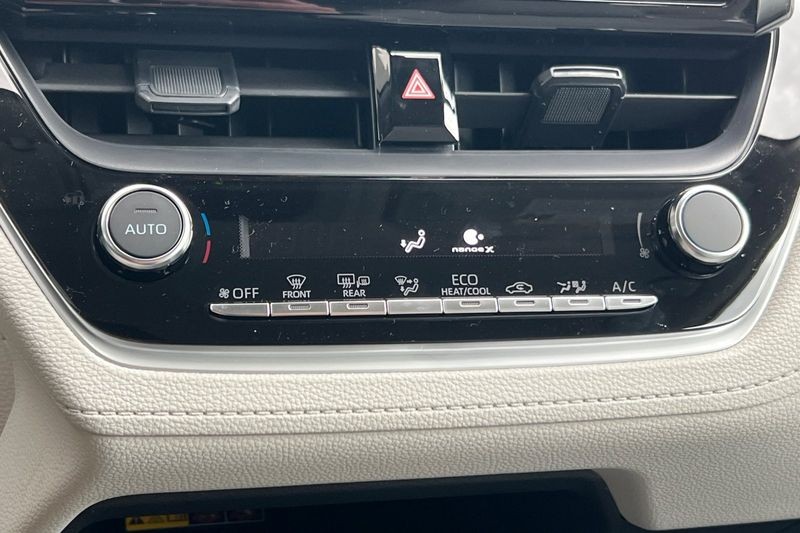 Toyota Corolla Cross Vehicle Full-screen Gallery Image 18
