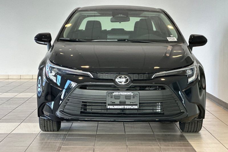 Toyota Corolla Hybrid Vehicle Full-screen Gallery Image 03