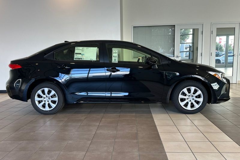 Toyota Corolla Hybrid Vehicle Full-screen Gallery Image 04