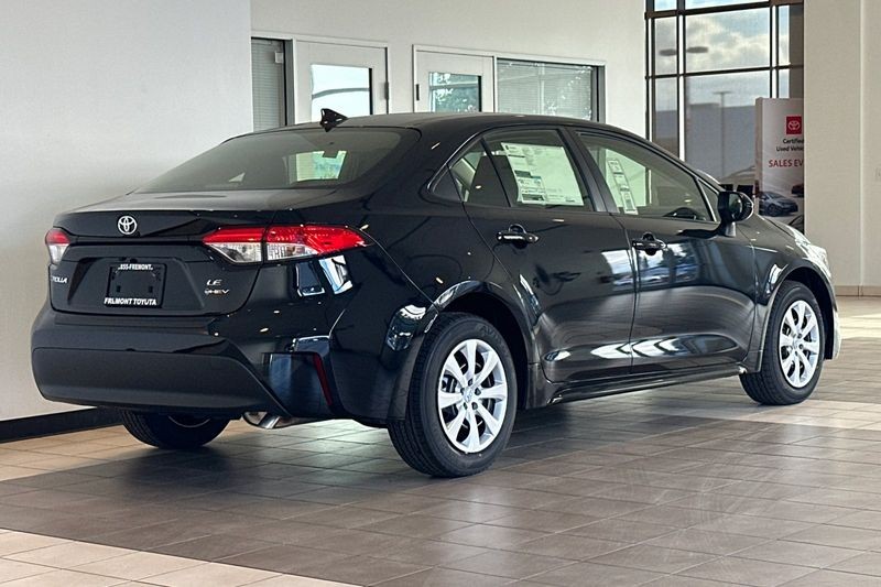 Toyota Corolla Hybrid Vehicle Full-screen Gallery Image 05