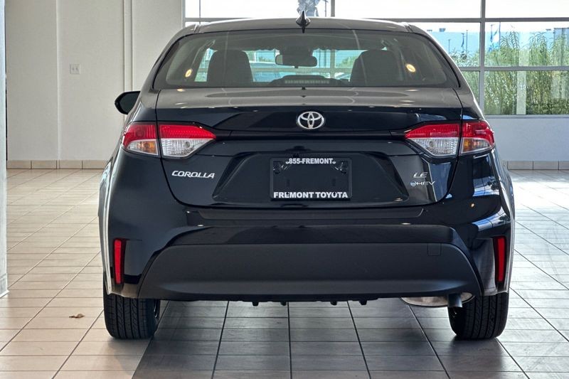 Toyota Corolla Hybrid Vehicle Full-screen Gallery Image 06