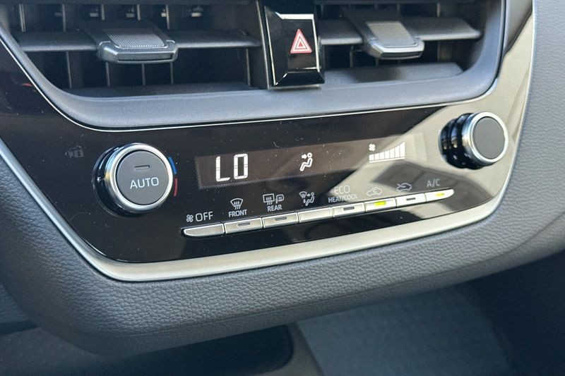 Toyota Corolla Hybrid Vehicle Full-screen Gallery Image 17