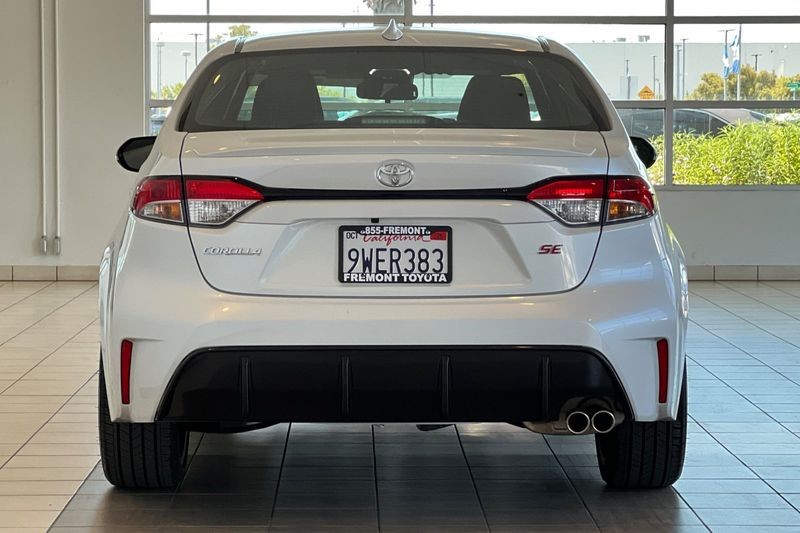 Toyota Corolla Vehicle Full-screen Gallery Image 05