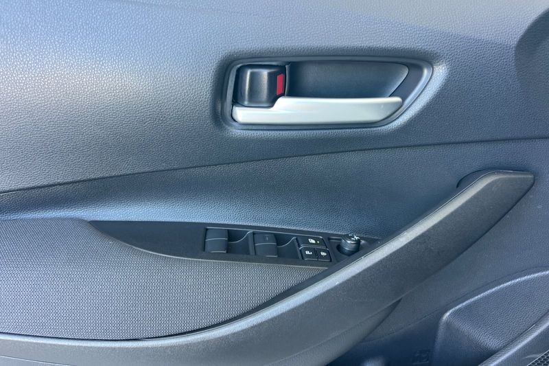 Toyota Corolla Vehicle Full-screen Gallery Image 11