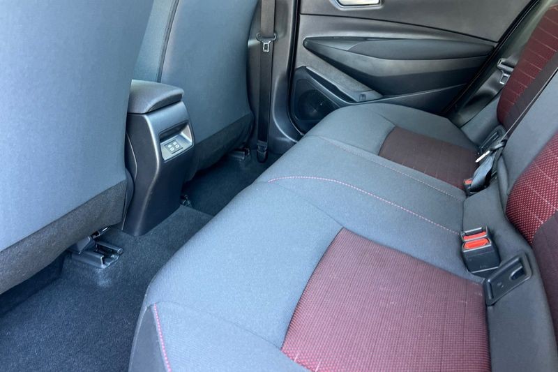 Toyota Corolla Vehicle Full-screen Gallery Image 12