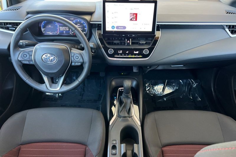 Toyota Corolla Vehicle Full-screen Gallery Image 13