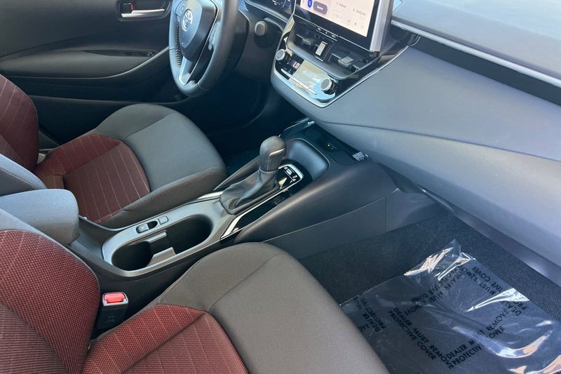 Toyota Corolla Vehicle Full-screen Gallery Image 15