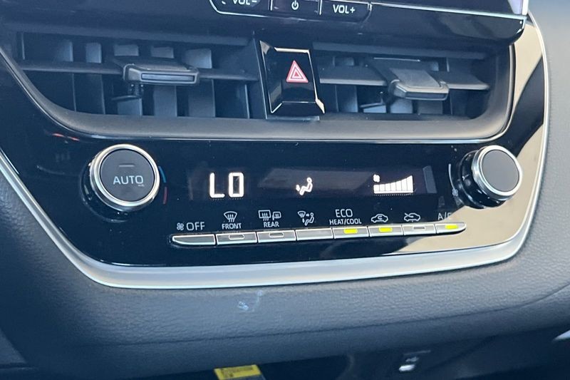 Toyota Corolla Vehicle Full-screen Gallery Image 19