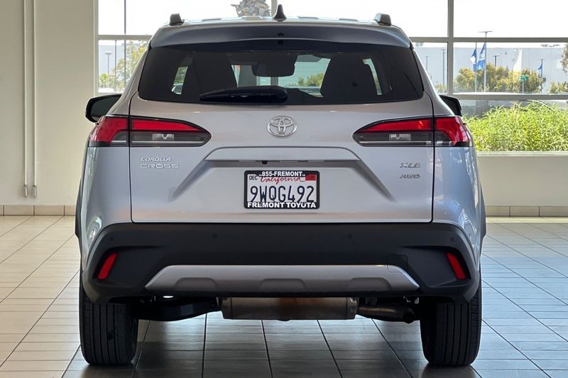 Toyota Corolla Cross Vehicle Full-screen Gallery Image 05