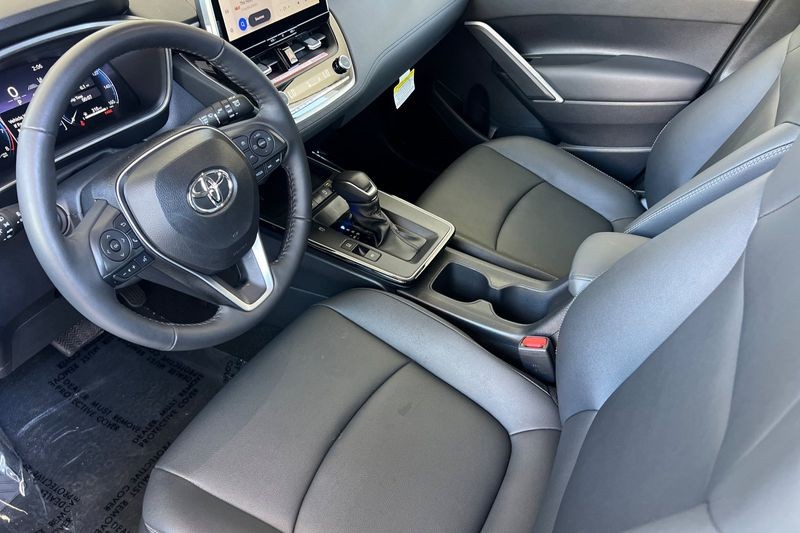 Toyota Corolla Cross Vehicle Full-screen Gallery Image 10