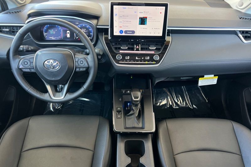 Toyota Corolla Cross Vehicle Full-screen Gallery Image 13