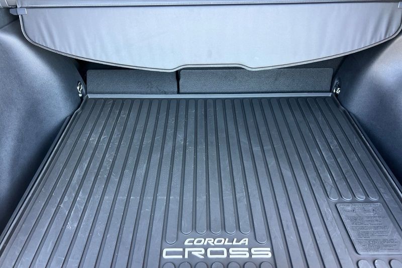 Toyota Corolla Cross Vehicle Full-screen Gallery Image 15