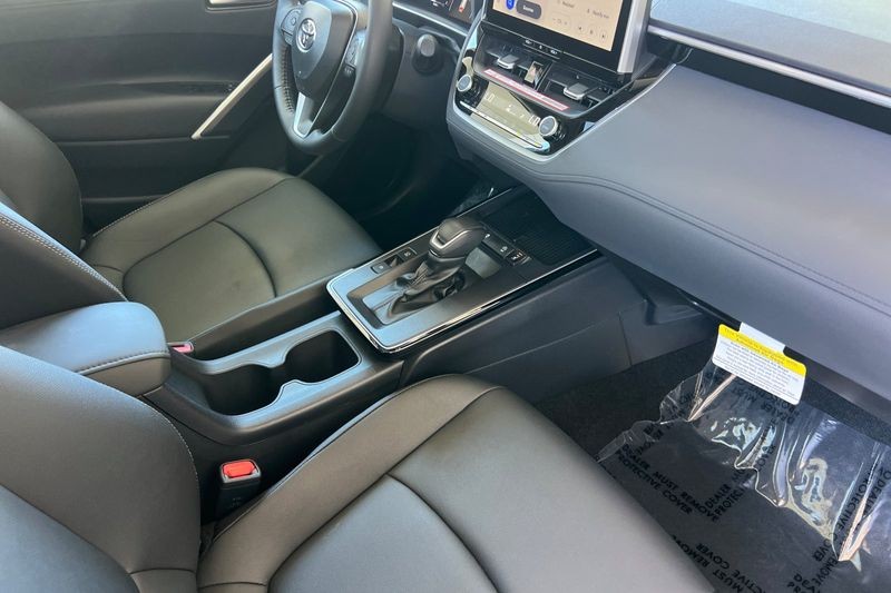 Toyota Corolla Cross Vehicle Full-screen Gallery Image 16