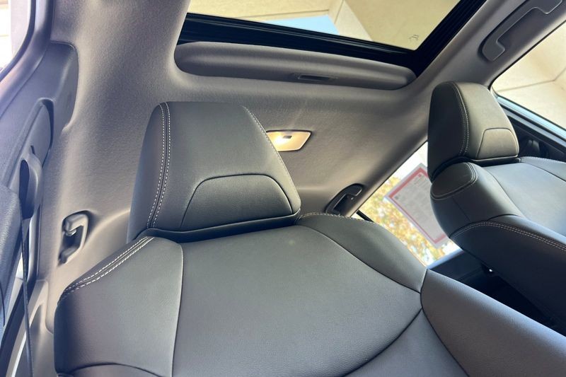 Toyota Corolla Cross Vehicle Full-screen Gallery Image 17